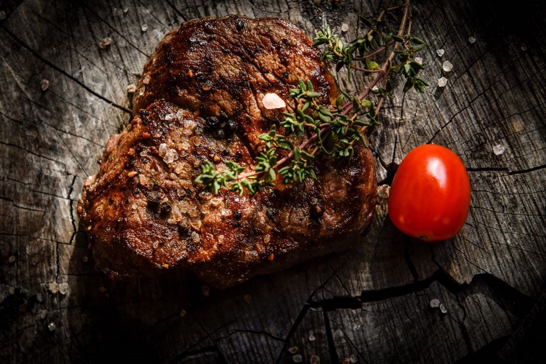 Restaurant: Kreiiren Sie ihre eigenen Steakgenüsse  - Gasthof Bayrischer Hof