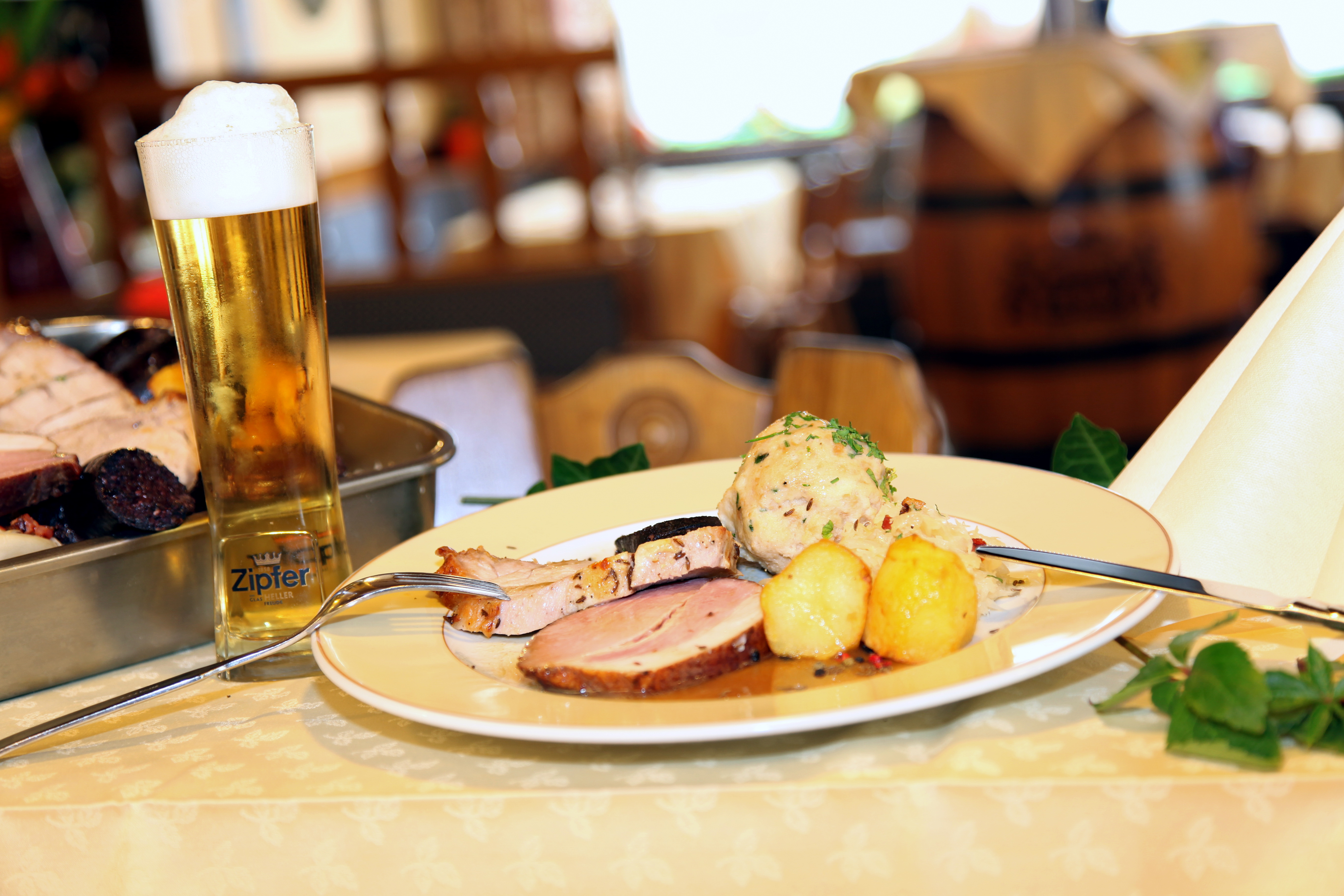 Restaurant: Zu speziellen Anlässen oder auf Vorbestellung können Sie gerne auch Bratl in der Rein oder Schnitzelplatten im Gasthof Bayrischer Hof in Wels bestellen - Gasthof Bayrischer Hof