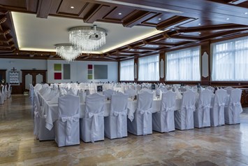 Restaurant: Großer Saal für bis zu 350 Personen. Ideal für Hochzeiten, Firmenfeiern und Geburtstagsfeiern. Stuhlhussen sind vom Haus - Gasthof Mayr