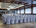 Restaurant: Großer Saal für bis zu 350 Personen. Ideal für Hochzeiten, Firmenfeiern und Geburtstagsfeiern. Stuhlhussen sind vom Haus - Gasthof Mayr
