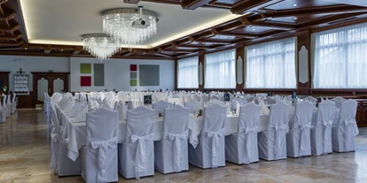 Essen-gehen - Ambiente: klassisch - Großer Saal für bis zu 350 Personen. Ideal für Hochzeiten, Firmenfeiern und Geburtstagsfeiern. Stuhlhussen sind vom Haus - Gasthof Mayr