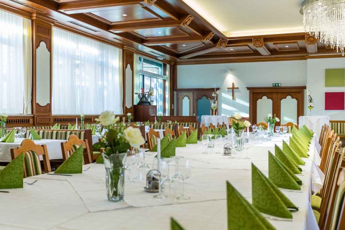 Restaurant: Kleiner Saal gedeckt für eine Geburtstagsfeier  - Gasthof Mayr