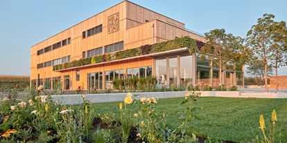 Essen-gehen - Mahlzeiten: Frühstück - Oberösterreich - Das HOLZHAUS E1NS ist kaum zu übersehen entlang der B122 nahe Bad Hall. - HOLZHAUS E1NS Restaurant und Hofladen