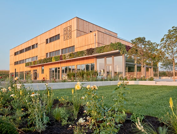 Restaurant: Das HOLZHAUS E1NS ist kaum zu übersehen entlang der B122 nahe Bad Hall. - HOLZHAUS E1NS Restaurant und Hofladen