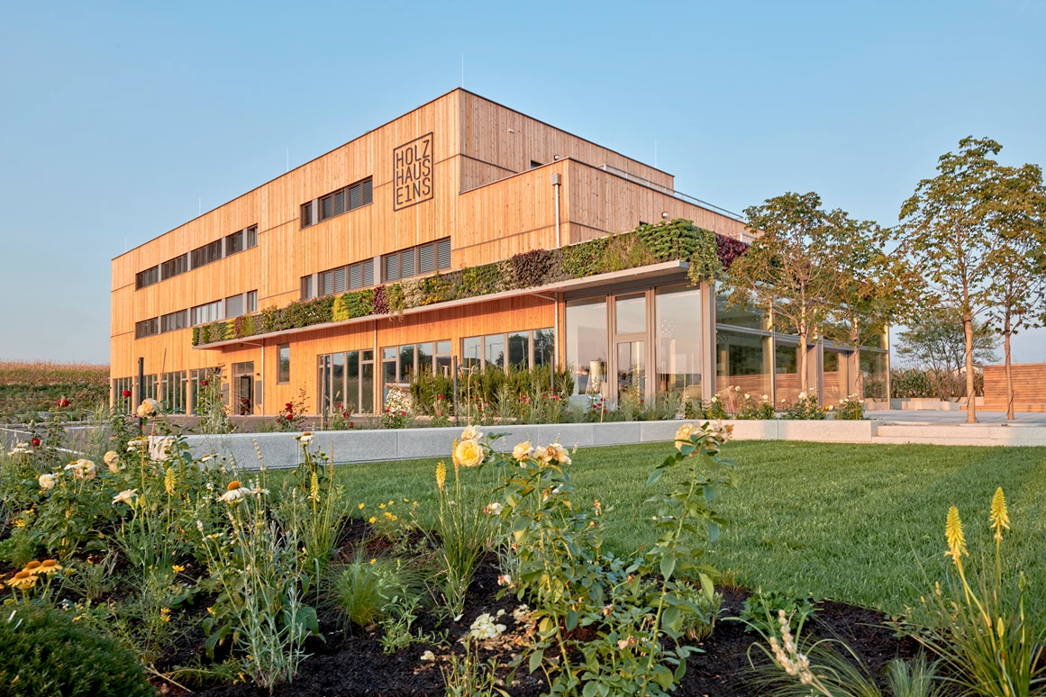 Restaurant: Das HOLZHAUS E1NS ist kaum zu übersehen entlang der B122 nahe Bad Hall. - HOLZHAUS E1NS Restaurant und Hofladen