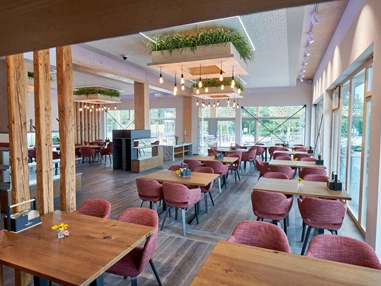 Restaurant: Unser Restaurantbereich. - HOLZHAUS E1NS Restaurant und Hofladen