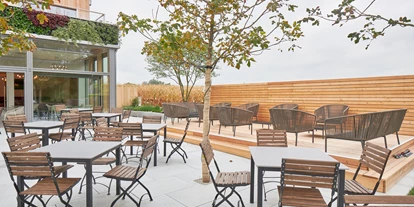 Essen-gehen - Mahlzeiten: Frühstück - Oberösterreich - Unser Gastgarten. - HOLZHAUS E1NS Restaurant und Hofladen
