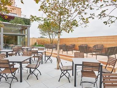 Restaurant: Unser Gastgarten. - HOLZHAUS E1NS Restaurant und Hofladen