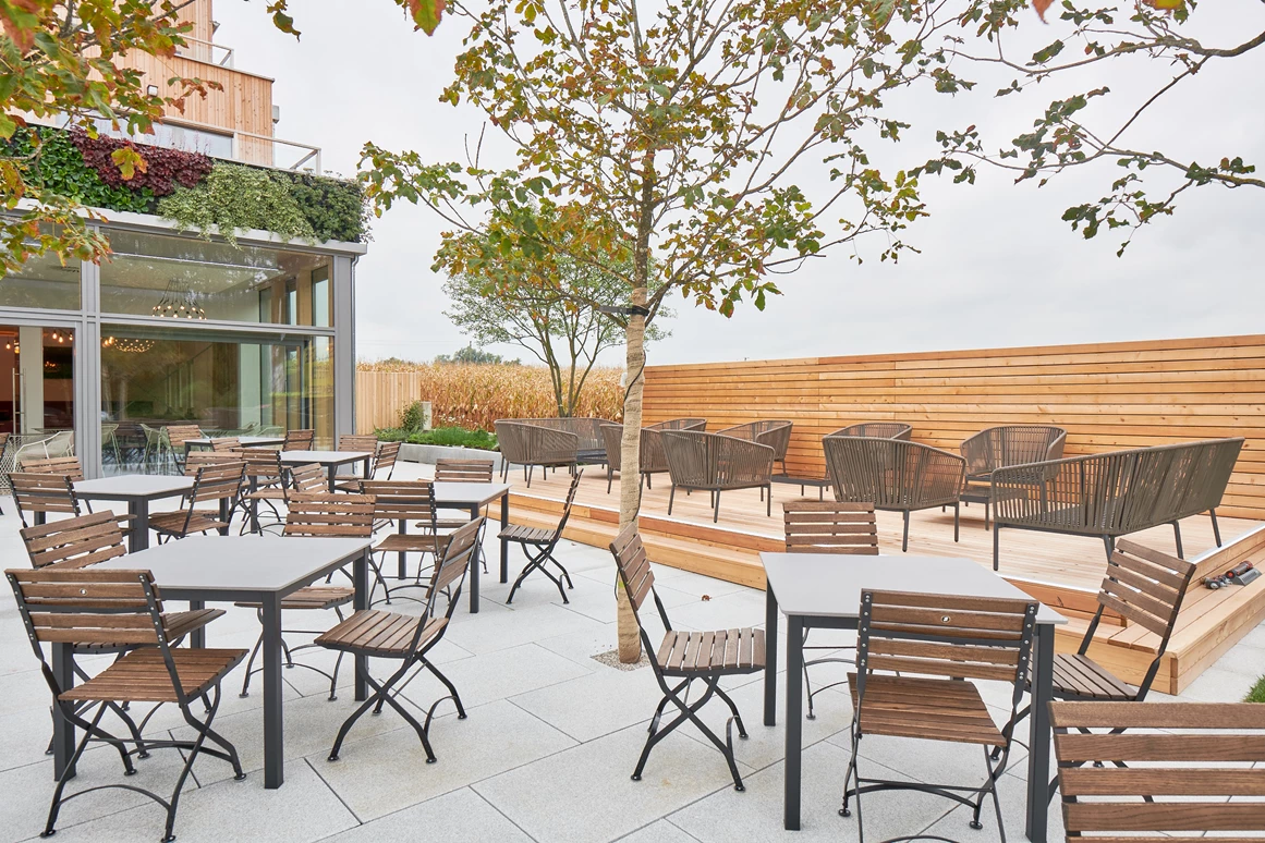 Restaurant: Unser Gastgarten. - HOLZHAUS E1NS Restaurant und Hofladen