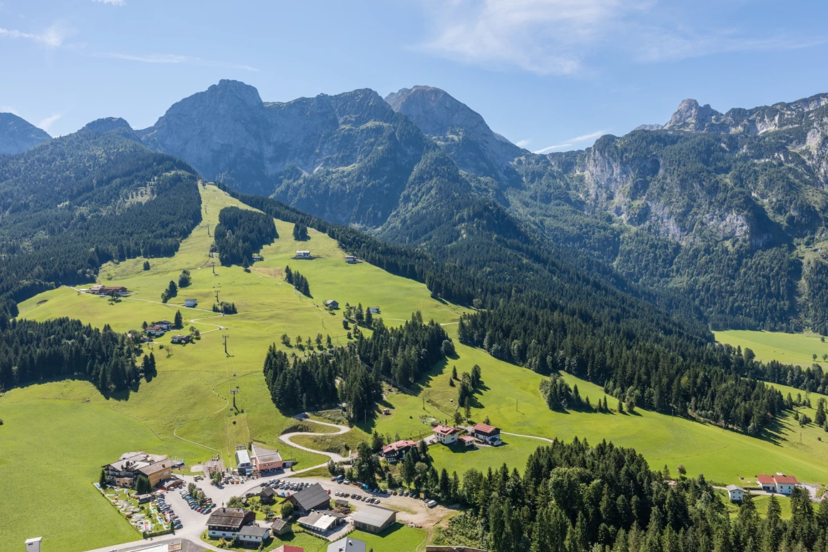 Restaurant: Minigolf, Kinderspielplatz, Sommerrodelbahn, Wanderwege uvm im Sommer
Schi und Langlauf, lustige Rodelbahn, Winterfun im Winter. Bei uns ist das ganze Jahr etwas los.  - Landhotel Gasthaus Traunstein