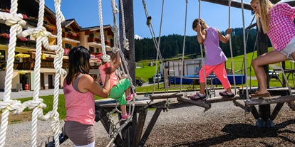 Essen-gehen - Gerichte: Suppen - Abtenau - großer Kinderspielplatz mit Niederseilklettergarten  im Sommer  - Landhotel Gasthaus Traunstein