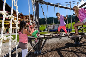 Restaurant: großer Kinderspielplatz mit Niederseilklettergarten  im Sommer  - Landhotel Gasthaus Traunstein