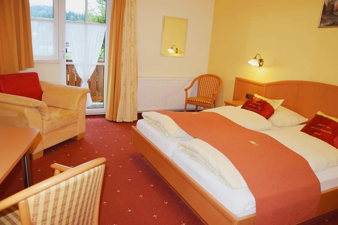 Restaurant: geräumige Zimmer mit Dusche und WC, Sat-TV, gratis W-Lan und Balkon, falls ein Tag zu wenig ist.  - Landhotel Gasthaus Traunstein