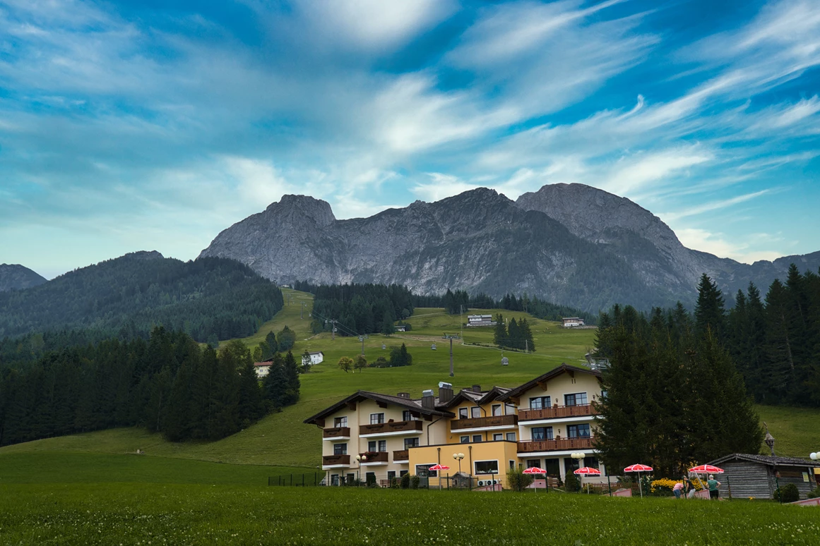 Restaurant: Vernab der Hauptverkehrswege liegt unser Haus direkt an der Talstation der Karkogel Kombibahn. Hier finden Sie viele Möglichkeiten, einen Schönen Tag zu verbringen.  - Landhotel Gasthaus Traunstein