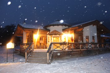 Restaurant: Unser Gasthaus an einem tiefverschneiten Abend. - Gasthaus Krallinger