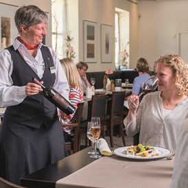 Restaurant: freundlicher Service im Gasthaus Schloss Wackerbarth - Gasthaus Schloss Wackerbarth