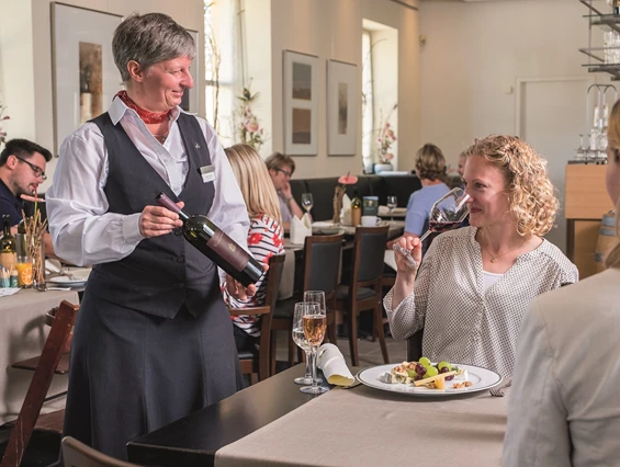 Restaurant: freundlicher Service im Gasthaus Schloss Wackerbarth - Gasthaus Schloss Wackerbarth