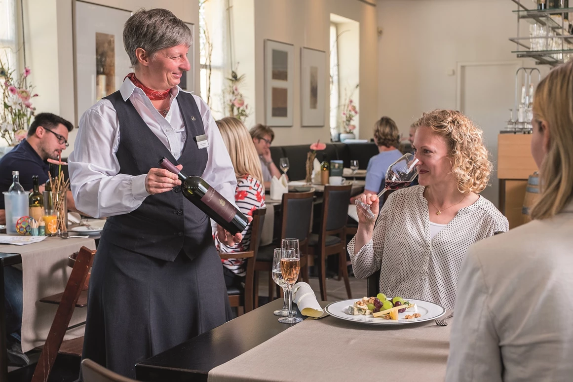 Restaurant: freundlicher Service im Gasthaus Schloss Wackerbarth - Gasthaus Schloss Wackerbarth