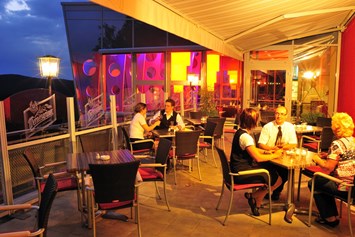 Restaurant: Panoramarestaurant Glashaus, Terrasse, Abend, außen - Panoramarestaurant Glashaus