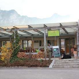 Restaurant: Terrasse im Frühling - Naturkuchl