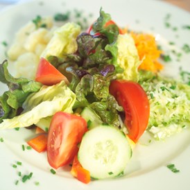 Restaurant: bunter Salatteller - Hotel Landgasthof Ragginger ****