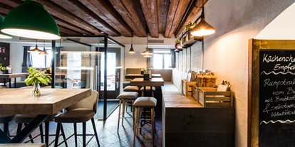 Essen-gehen - rollstuhlgerecht - Salzburg-Stadt Liefering - Eingang und Barbereich - Humboldt Bio-Restaurant & Bar