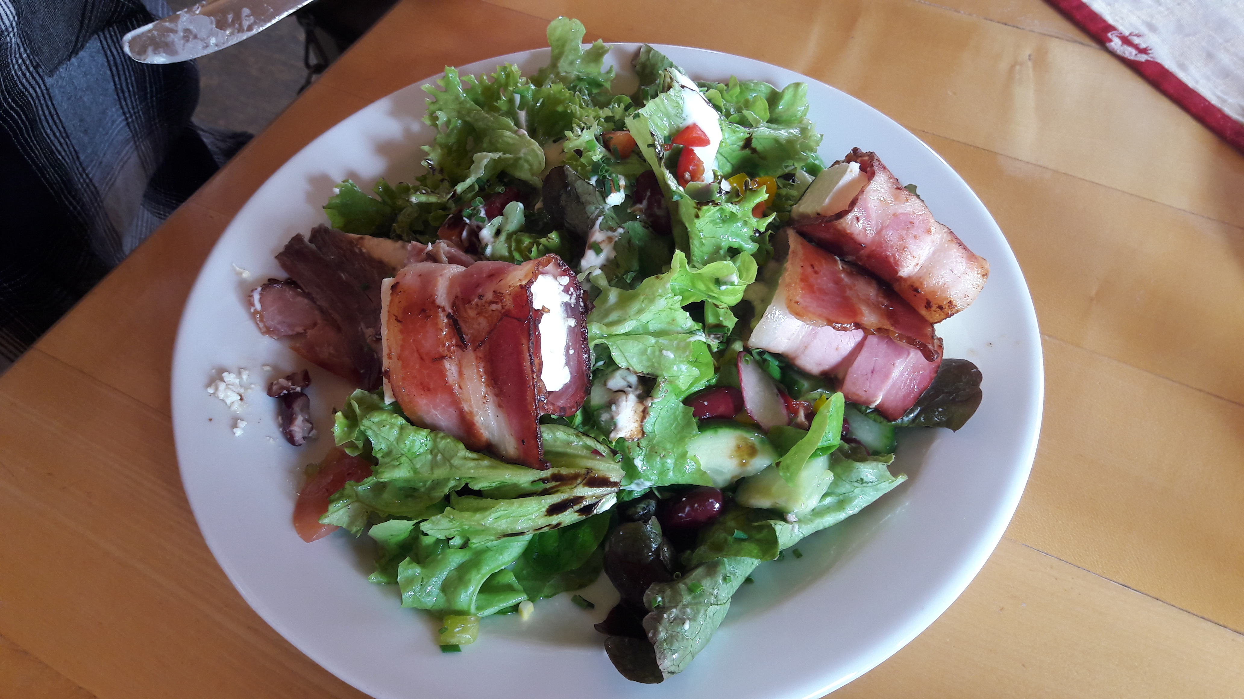 Essen-gehen - PLZ 8992 (Österreich) - Salat mit Schaf- oder Ziegenkäse im Speckmantel - AlpenStub'n Loser Maut AlpenTenn