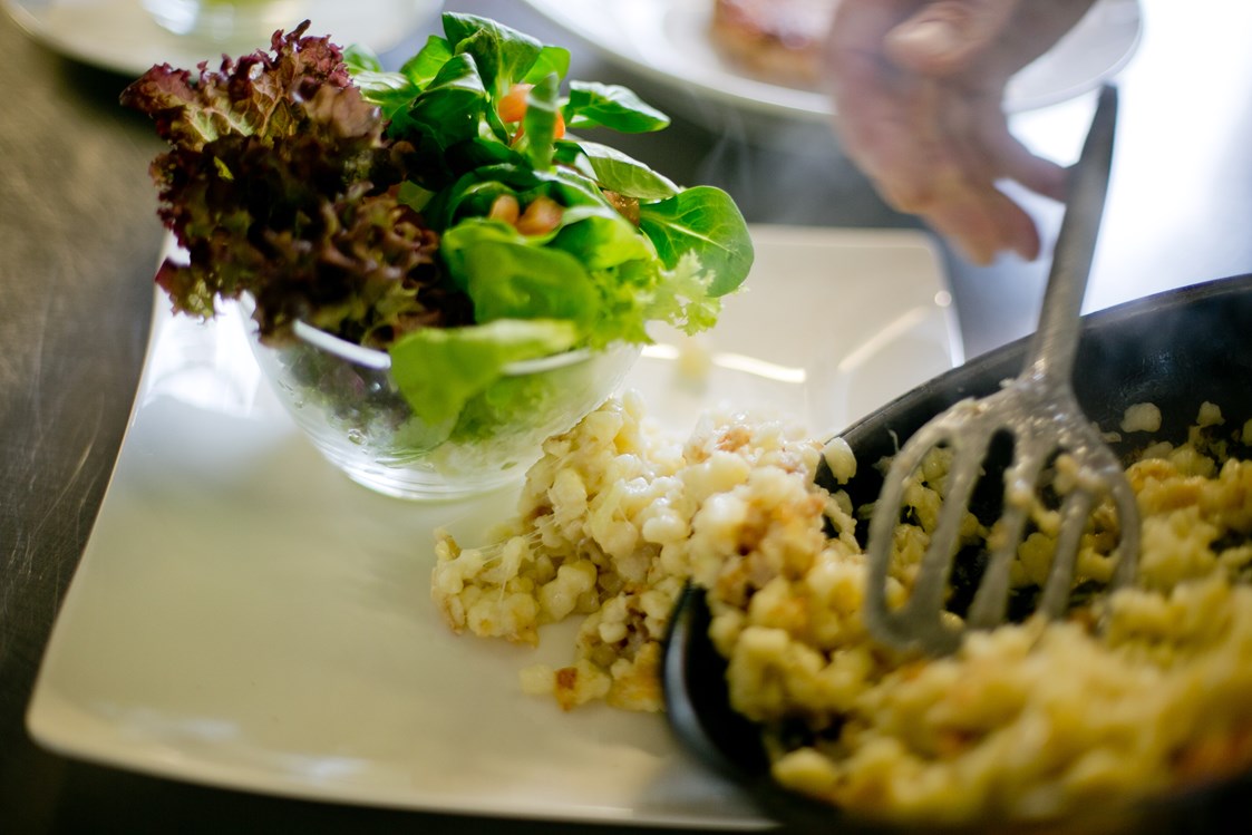 Restaurant: Selbstgemachte Kasnockn'n mit Salat - Landgasthof Ortner