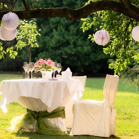 Restaurant: Romantischer Tisch im Garten - Brücklwirt