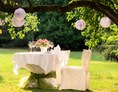 Restaurant: Romantischer Tisch im Garten - Brücklwirt