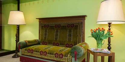 Essen-gehen - Mahlzeiten: Mittagessen - Steiermark - Antikes Sofa im Hotelbereich - Brücklwirt