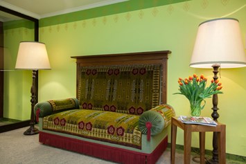 Restaurant: Antikes Sofa im Hotelbereich - Brücklwirt