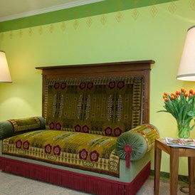 Restaurant: Antikes Sofa im Hotelbereich - Brücklwirt