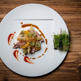 Restaurant: gebratene Barbarie Entenbrust mit Rahmkrautsalat und Paprika - Genussgasthof Willenshofer