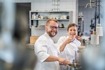 Restaurant: Astrid und Andreas Krainer sind gut vernetzt mit regionalen Produzenten, in ihrer gemeinsamen Arbeit in der Küche gehen Tradition, Verantwortung und kreative Phantasie Hand in Hand. - Hotel Restaurant Café Krainer