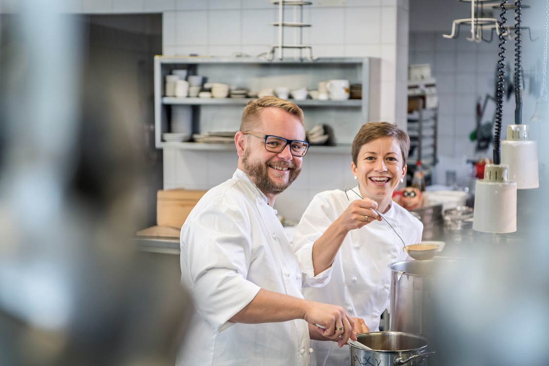 Restaurant: Astrid und Andreas Krainer sind gut vernetzt mit regionalen Produzenten, in ihrer gemeinsamen Arbeit in der Küche gehen Tradition, Verantwortung und kreative Phantasie Hand in Hand. - Hotel Restaurant Café Krainer