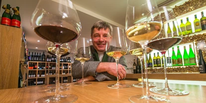 Essen-gehen - Ambiente: klassisch - "Wächter des Weins" Hermann Krainer - Im Weinkeller lagern ca. 400 verschiedene Weine, darunter findet sich auch die perfekte Begleitung zu Ihrem Essen. - Hotel Restaurant Café Krainer