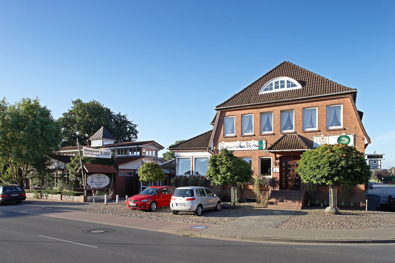 Essen-gehen - Gerichte: Curry - marschachter hof -Ansicht mit Altbau und Saal - Marschachter Hof