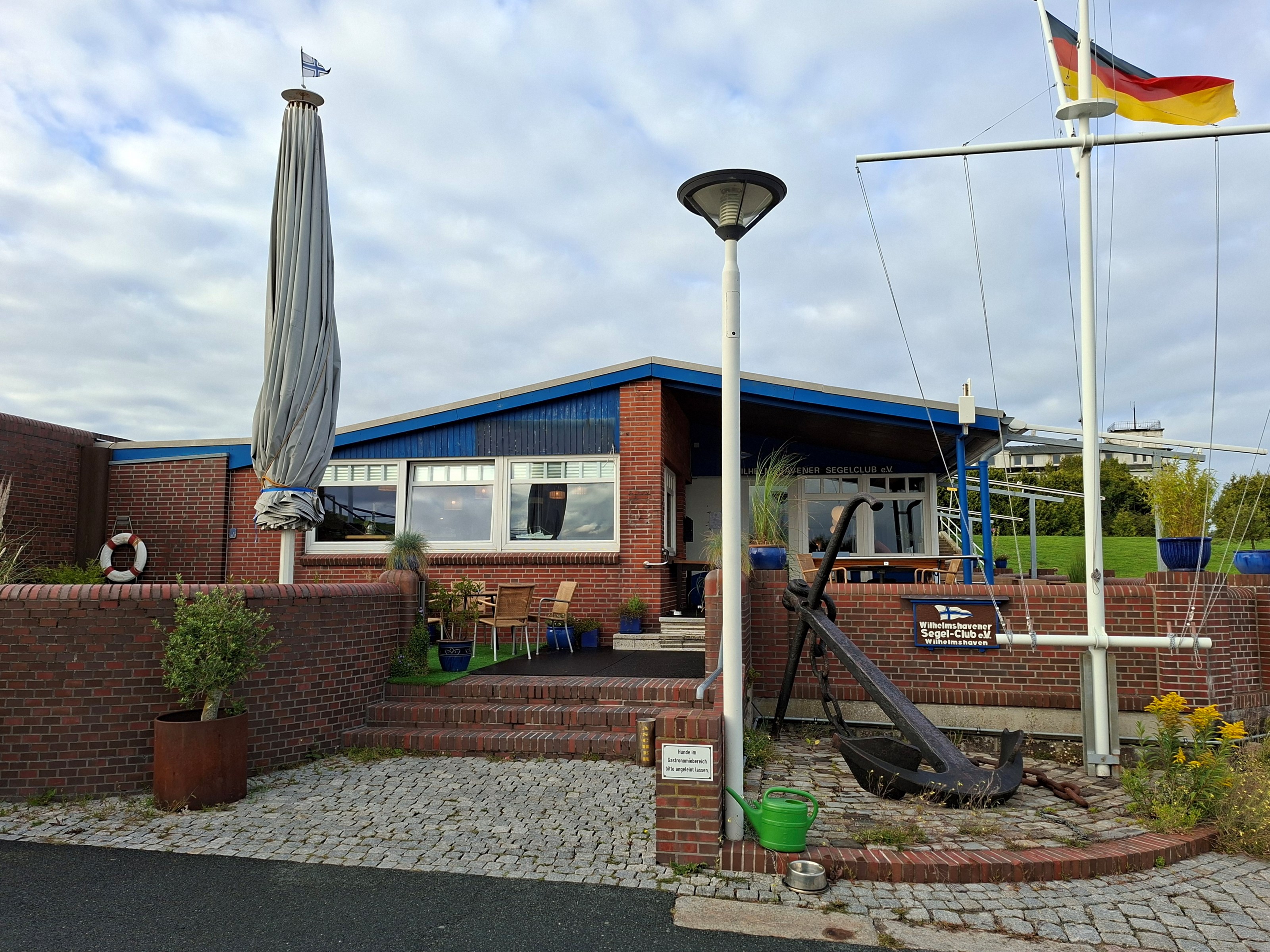 Essen-gehen - Gerichte: Schnitzel - Deutschland - Außenansicht des im Sommer 2025 komplett sanierten Restaurants, das direkt am Nassauhafen liegt. - "Seglerheim"  Restaurant am Nassauhafen