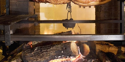 Essen-gehen - Ambiente: klassisch - Burgunderschinken "Spanferkel" vom Jungschwein über dem offenen Feuer zubereitet und serviert. Auch immer beim Brunch-Büfett erhältlich. - Rauchkate Beverstedt