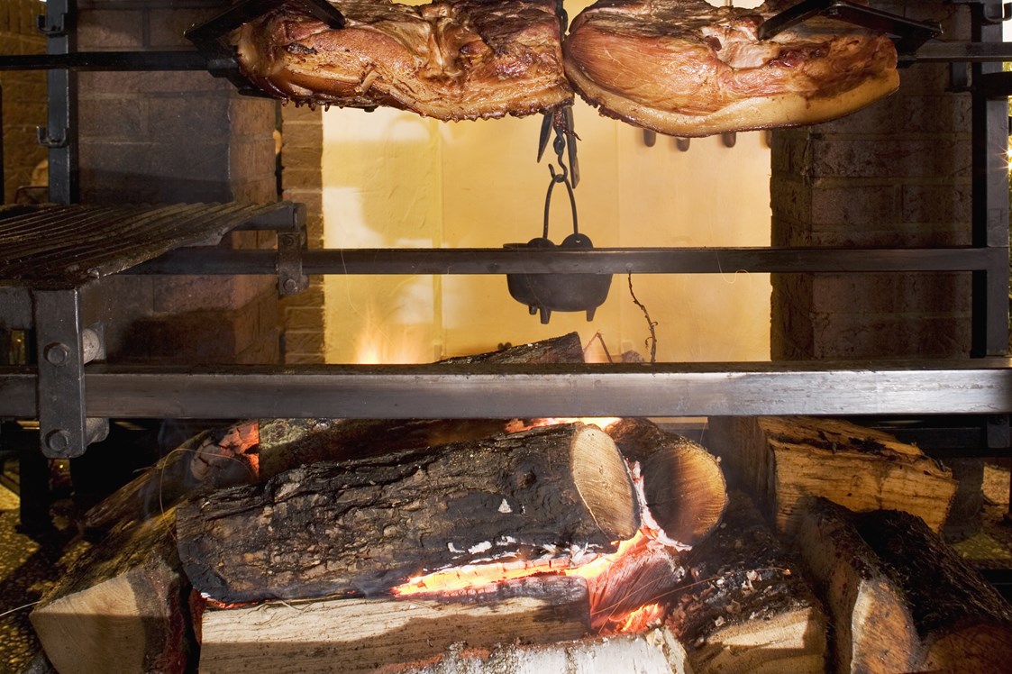 Restaurant: Burgunderschinken "Spanferkel" vom Jungschwein über dem offenen Feuer zubereitet und serviert. Auch immer beim Brunch-Büfett erhältlich. - Rauchkate Beverstedt