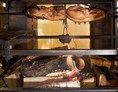 Restaurant: Burgunderschinken "Spanferkel" vom Jungschwein über dem offenen Feuer zubereitet und serviert. Auch immer beim Brunch-Büfett erhältlich. - Rauchkate Beverstedt