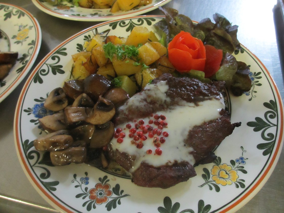 Restaurant: Leckerer Steakteller mit frischen Beilagen.  - Rauchkate Beverstedt