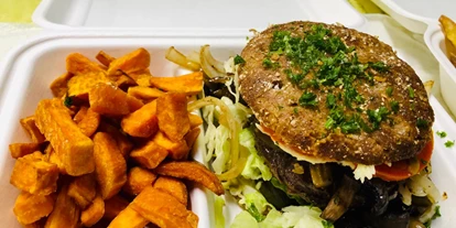 Essen-gehen - Ambiente: klassisch - Bio-Burger vom Highlandrind mit Süßkartoffelsticks. Ein leckeres Beispiel unseres Ausser-Haus-Angbotes. - Rauchkate Beverstedt