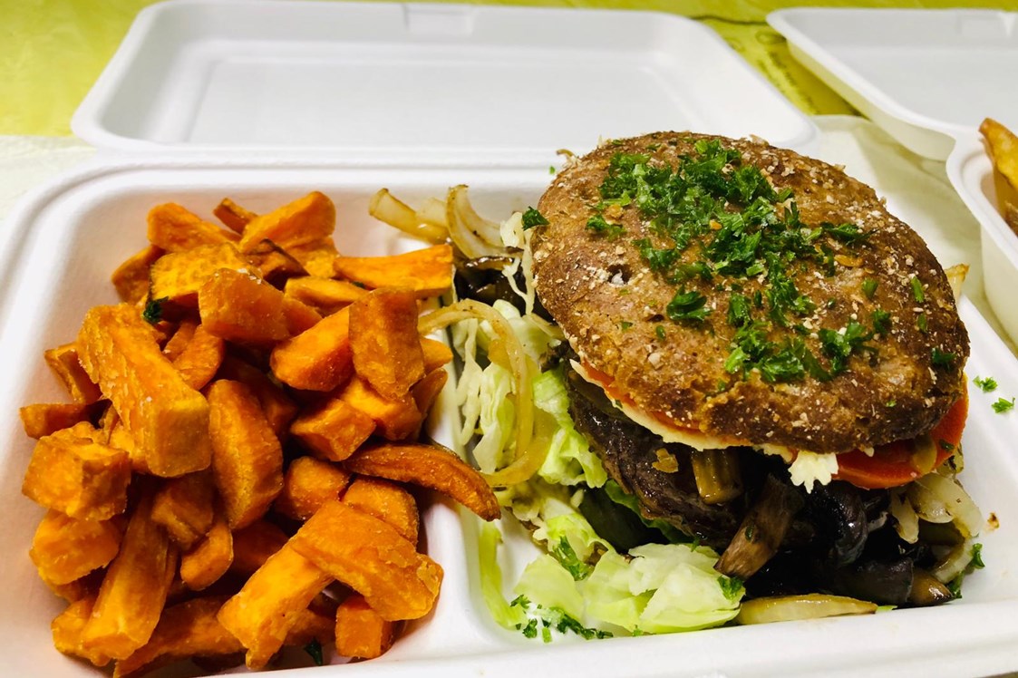 Restaurant: Bio-Burger vom Highlandrind mit Süßkartoffelsticks. Ein leckeres Beispiel unseres Ausser-Haus-Angbotes. - Rauchkate Beverstedt
