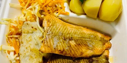 Essen-gehen - Ambiente: klassisch - Ausser-Haus Fischteller mit Limandes- und Forellenfilets in Butter gebraten auf Gemüsebett mit Salzkartoffeln und Sauce Hollandaise oder Buttersauce (separat serviert). - Rauchkate Beverstedt