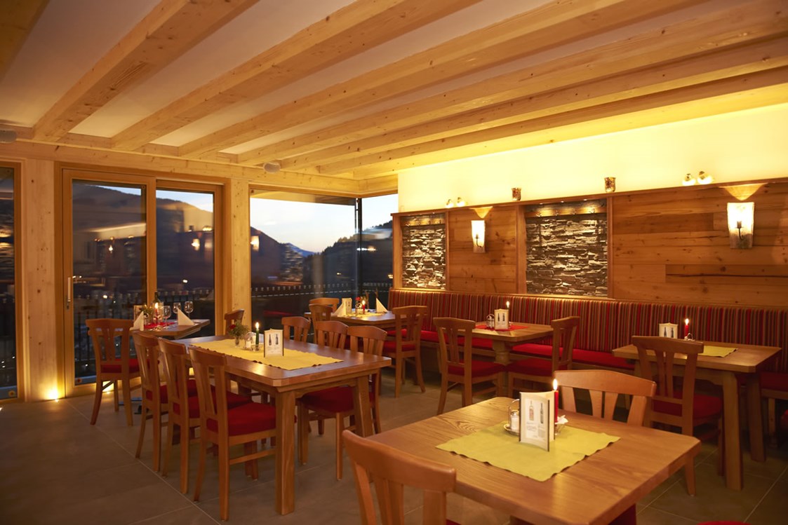 Restaurant: Speiseraum mit Panoramablick ins Tal auf den Ort Filzmoos  - Panoramarestaurant Reithof
