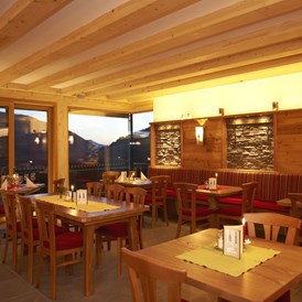 Restaurant: Speiseraum mit Panoramablick ins Tal auf den Ort Filzmoos  - Panoramarestaurant Reithof