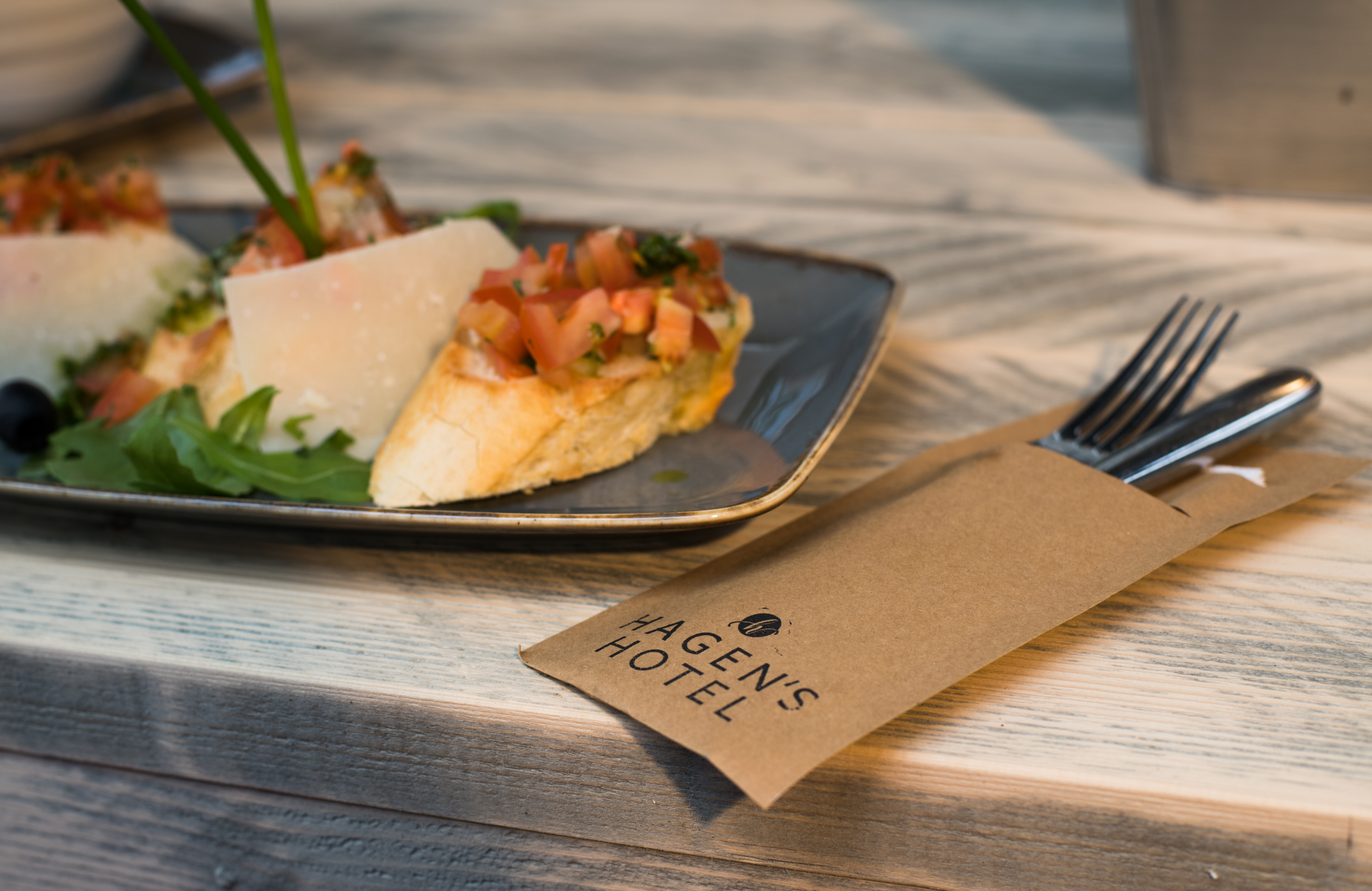 Essen-gehen - rollstuhlgerecht - Deutschland - "eat & meet" Restaurant Bar Lounge Outdoorrestaurant