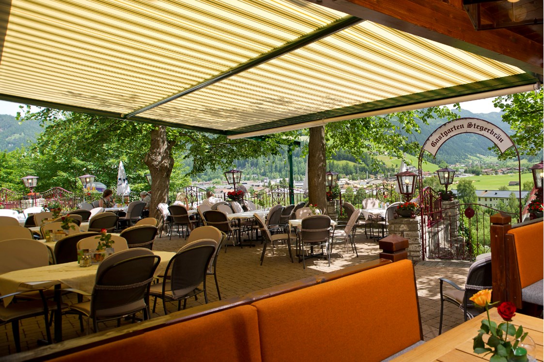 Restaurant: Der Stegerbräu Gastgarten unter 3 Linden, mit Blick auf die Radstädter Tauern - Restaurant Stegerbräu - Radstadt